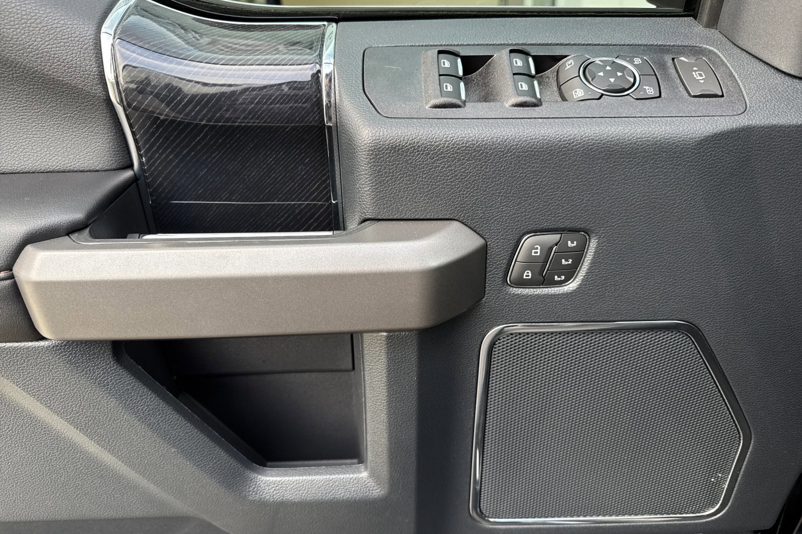 Used 2022 Ford F350 Platinum image 11