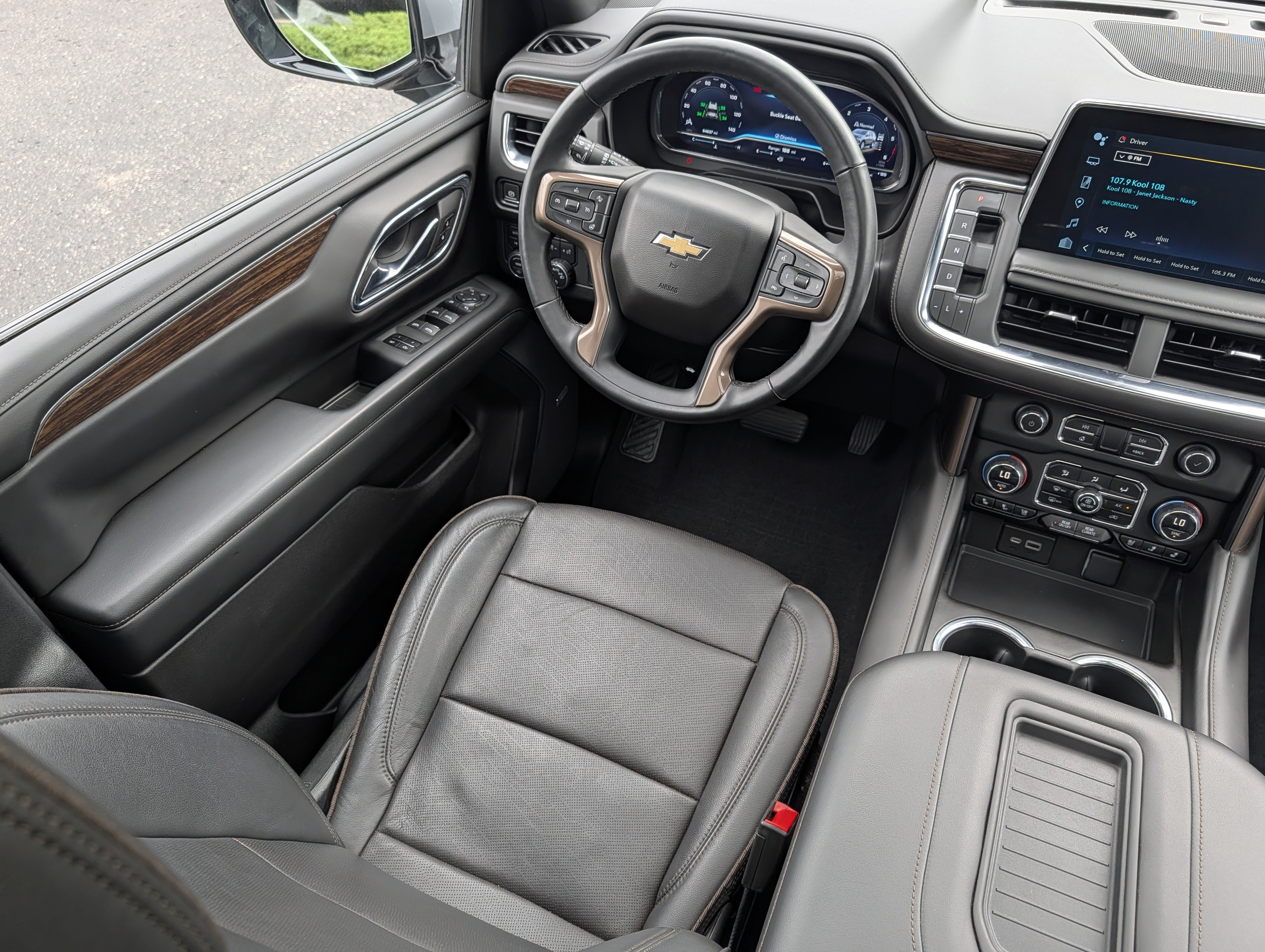 Used 2023 Chevrolet Suburban High Country w/ LPO, Illumination Package AWD/4WD image 9