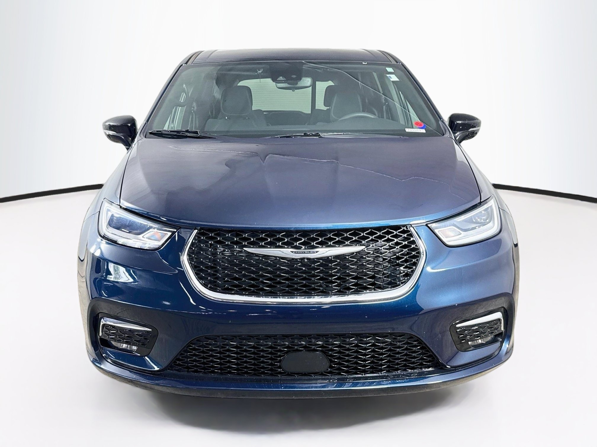 Used 2024 Chrysler Pacifica Touring FWD image 3