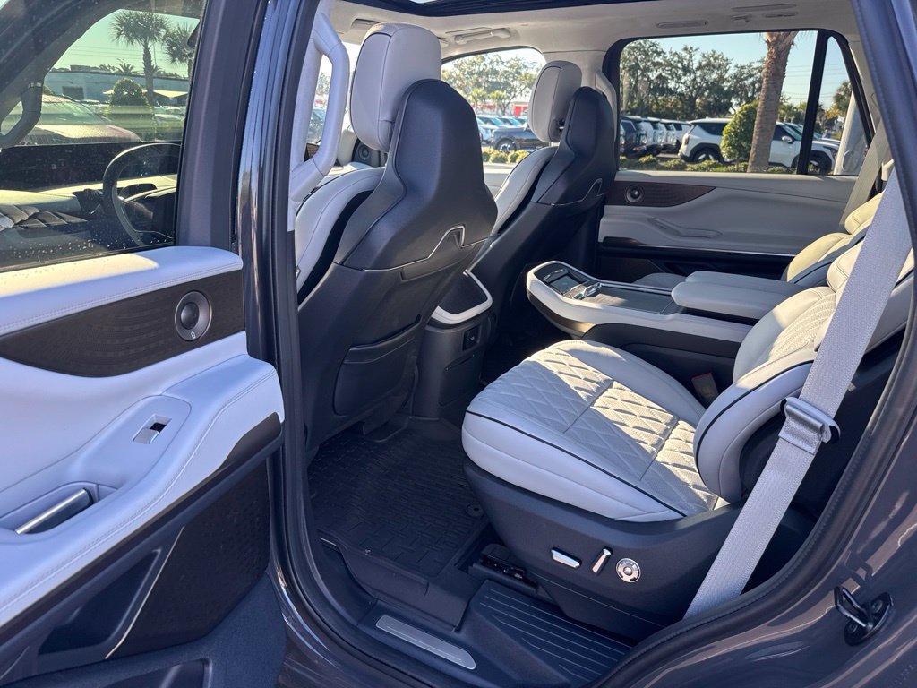 Used 2026 Lincoln Navigator Black Label w/ Black Label Special Edition AWD/4WD image 11
