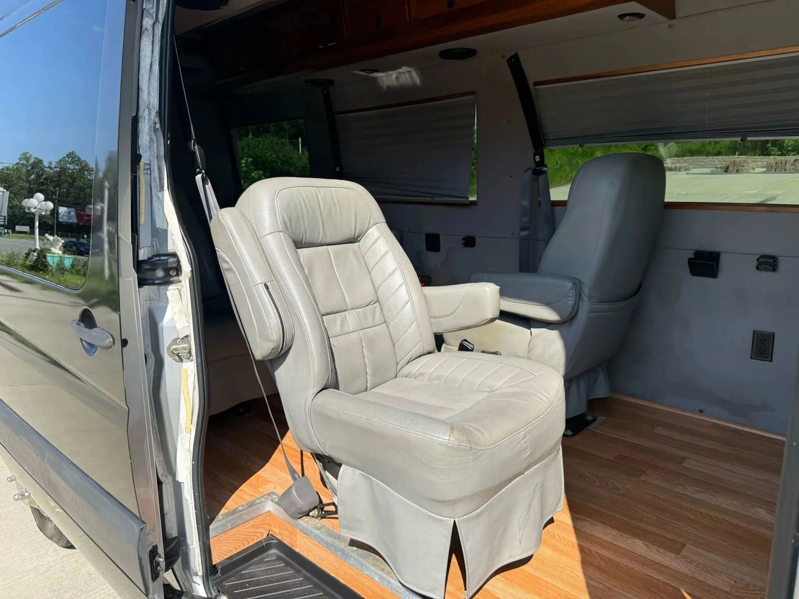Used 2008 Freightliner Sprinter 3500 RWD image 14