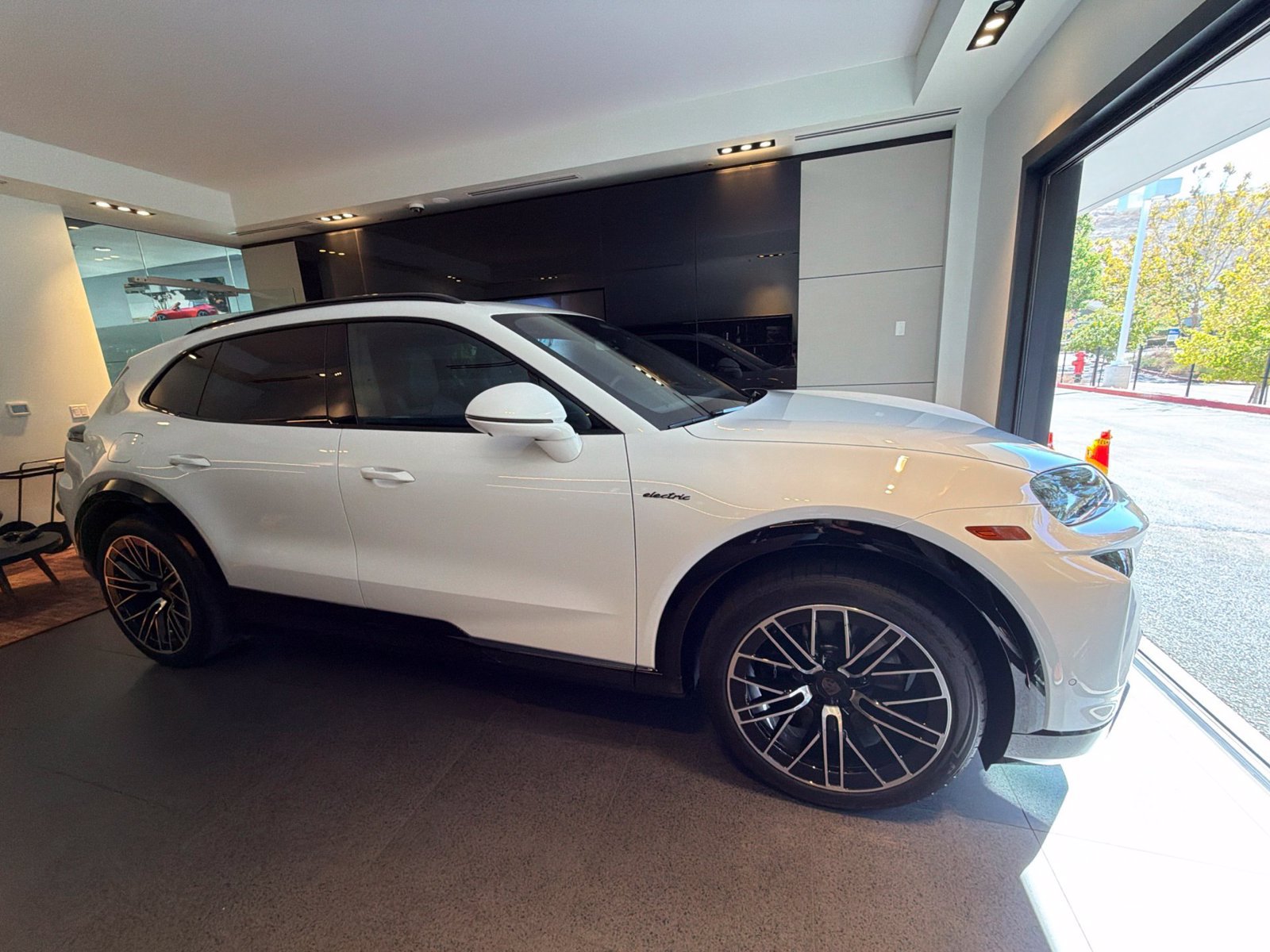 Certified 2026 Porsche Cayenne Turbo AWD/4WD image 4