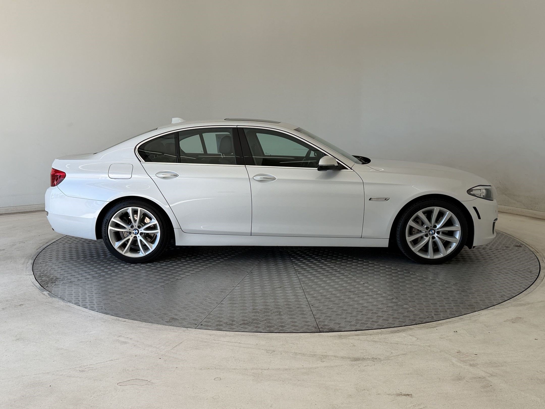 Used 2016 BMW 535i xDrive Sedan AWD/4WD image 8