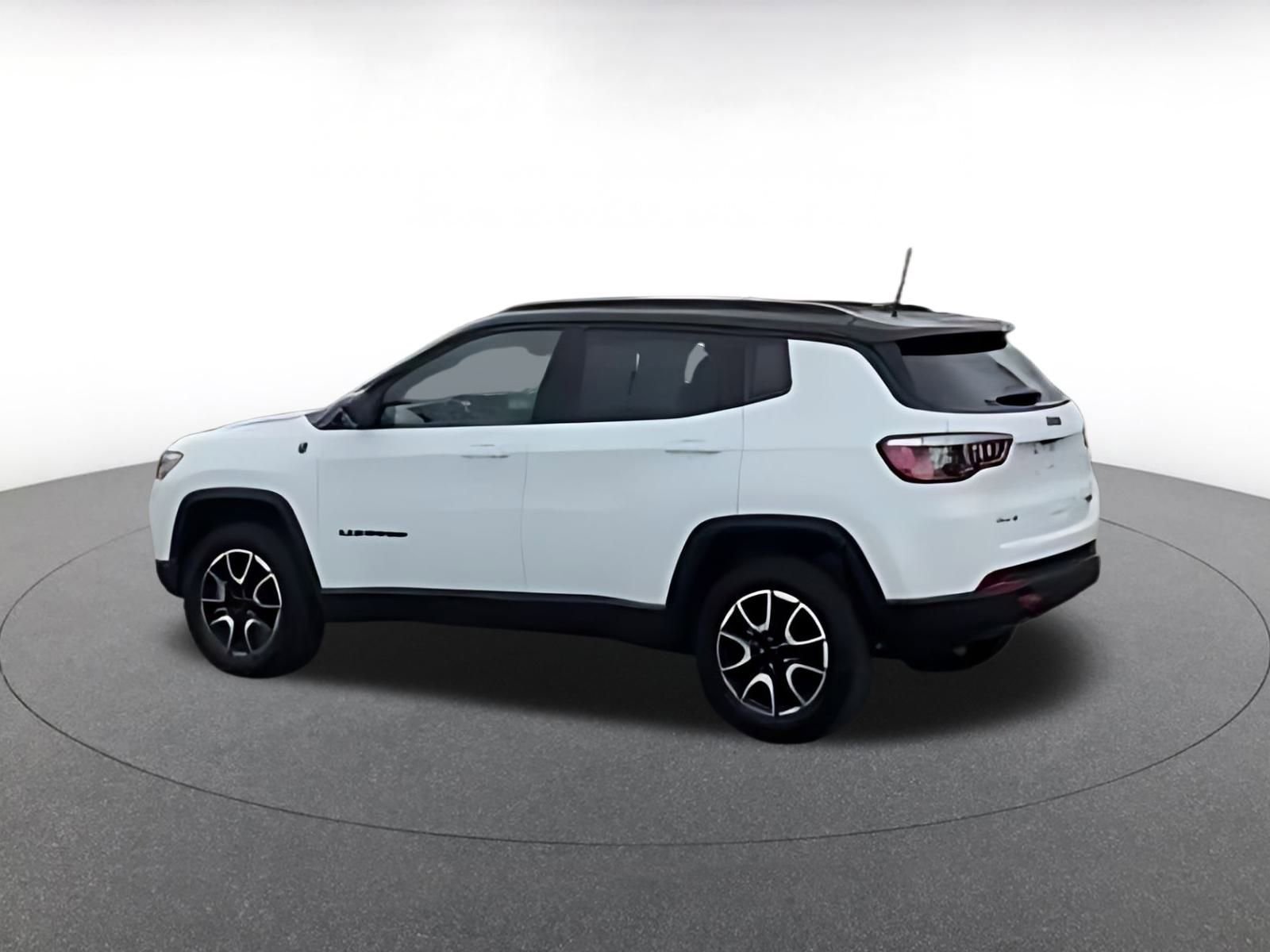 Used 2025 Jeep Compass Trailhawk image 12