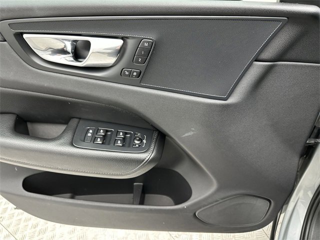 Used 2018 Volvo XC60 T6 Momentum w/ Convenience Package image 13