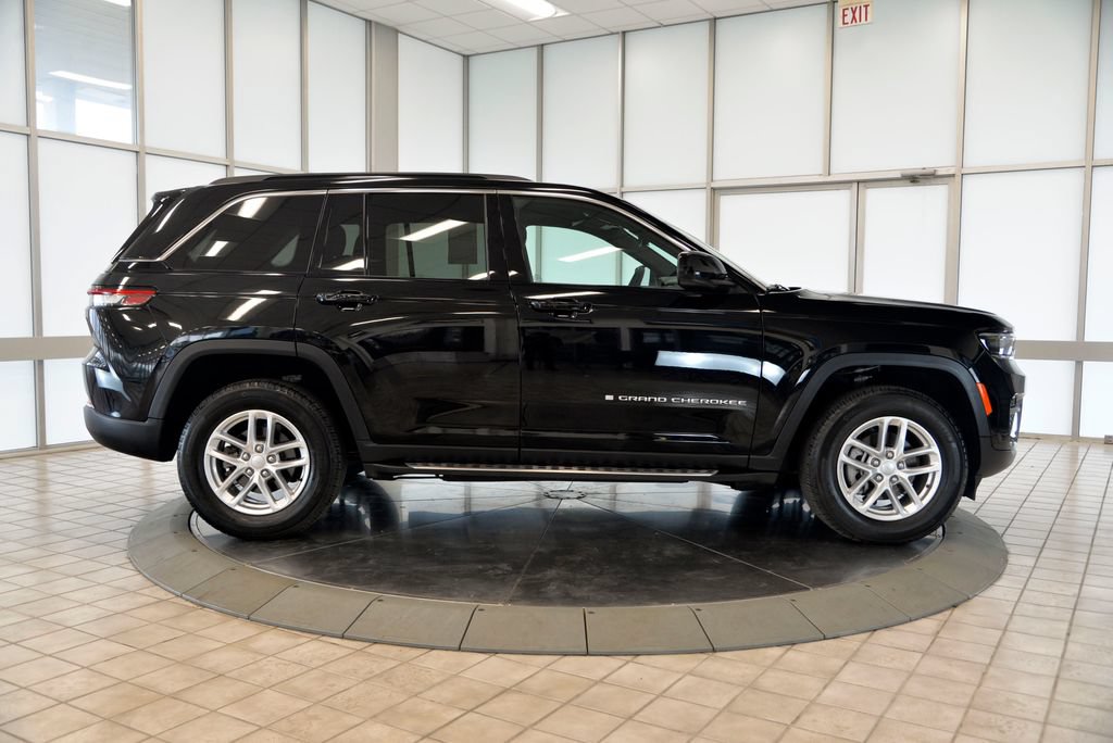 Used 2024 Jeep Grand Cherokee Laredo X AWD/4WD image 9