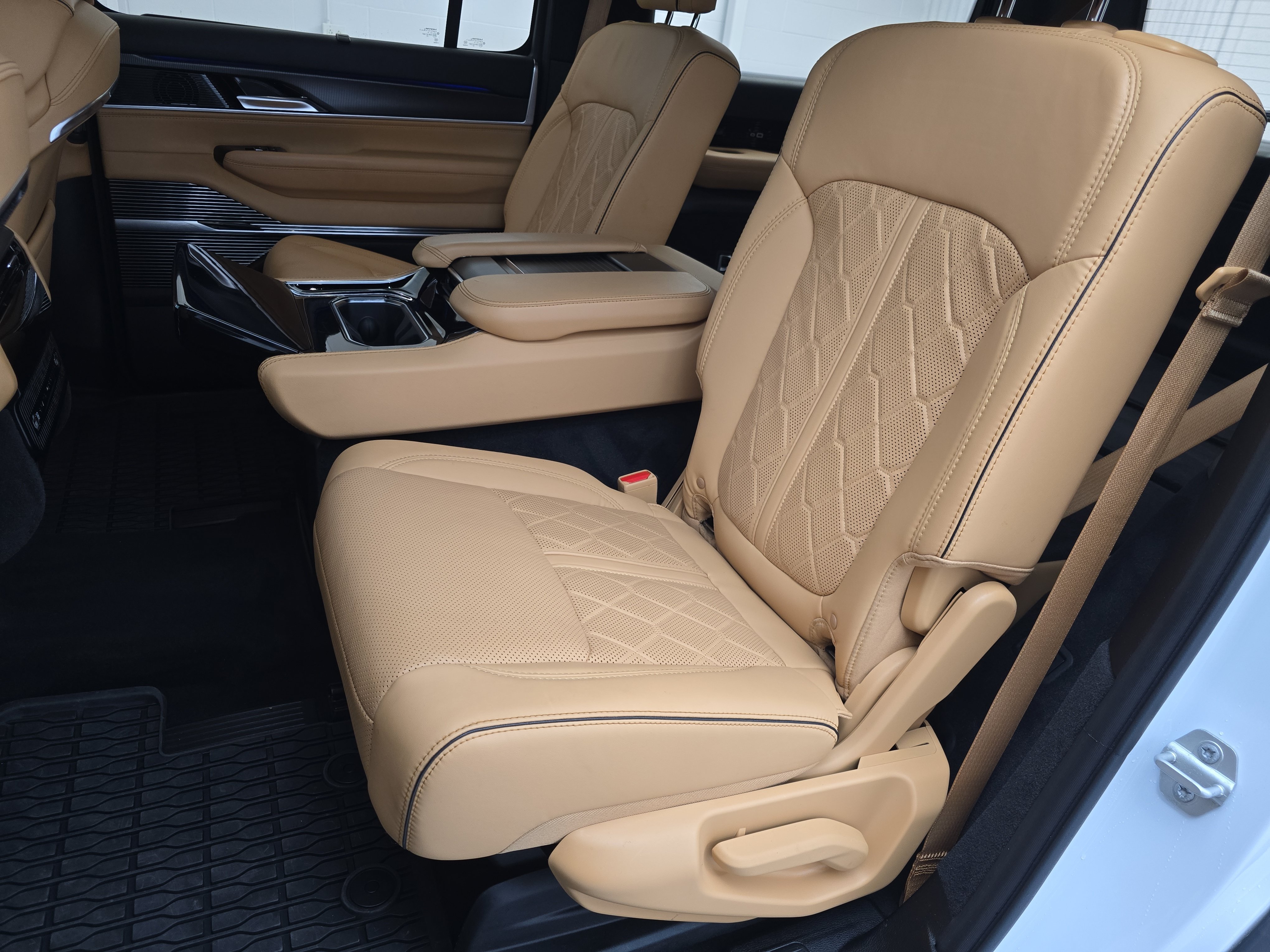 Used 2024 Jeep Grand Wagoneer Series III w/ Quick Order Packagew 28T AWD/4WD image 17