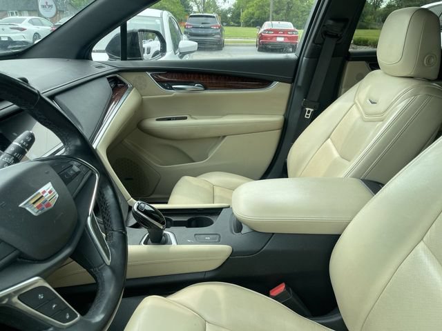 Used 2018 Cadillac XT5 Luxury w/ Driver Awareness Package FWD image 3