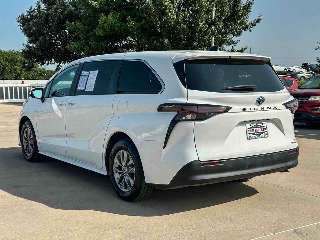 Used 2023 Toyota Sienna LE FWD image 5