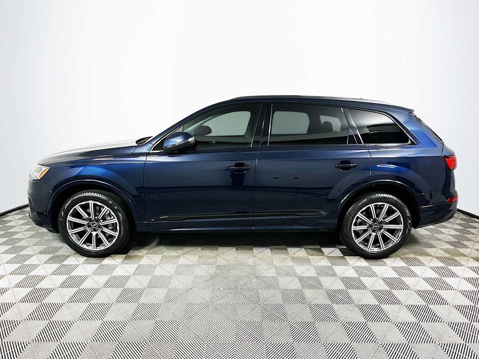 Certified 2023 Audi Q7 2.0T Premium Plus AWD/4WD image 4