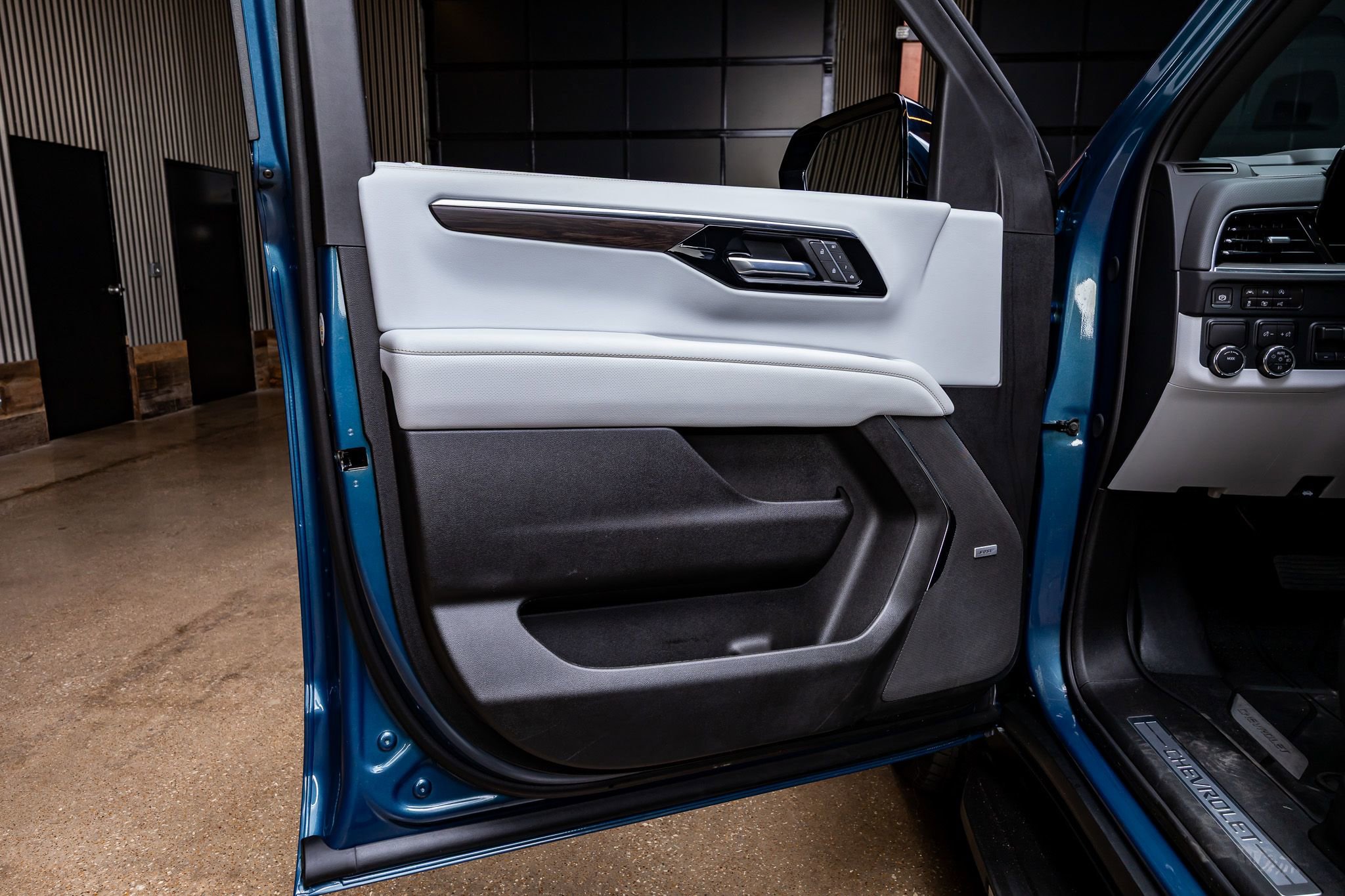 Used 2025 Chevrolet Suburban Premier w/ Sun And Tow Package image 33