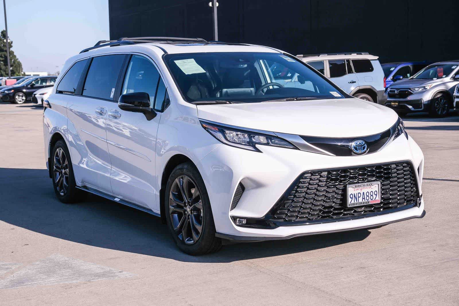 Certified 2024 Toyota Sienna XSE w/ XSE Premium Package FWD image 3