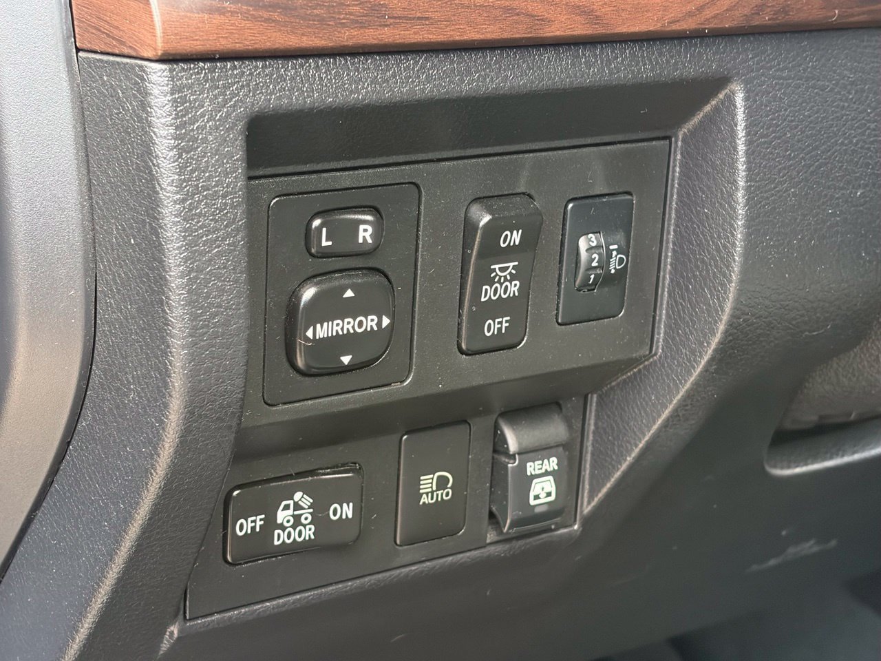 Used 2021 Toyota Tundra Limited w/ Limited Premium Package AWD/4WD image 7