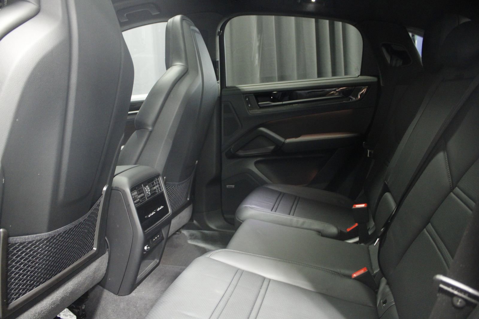 Certified 2025 Porsche Cayenne GTS AWD/4WD image 39