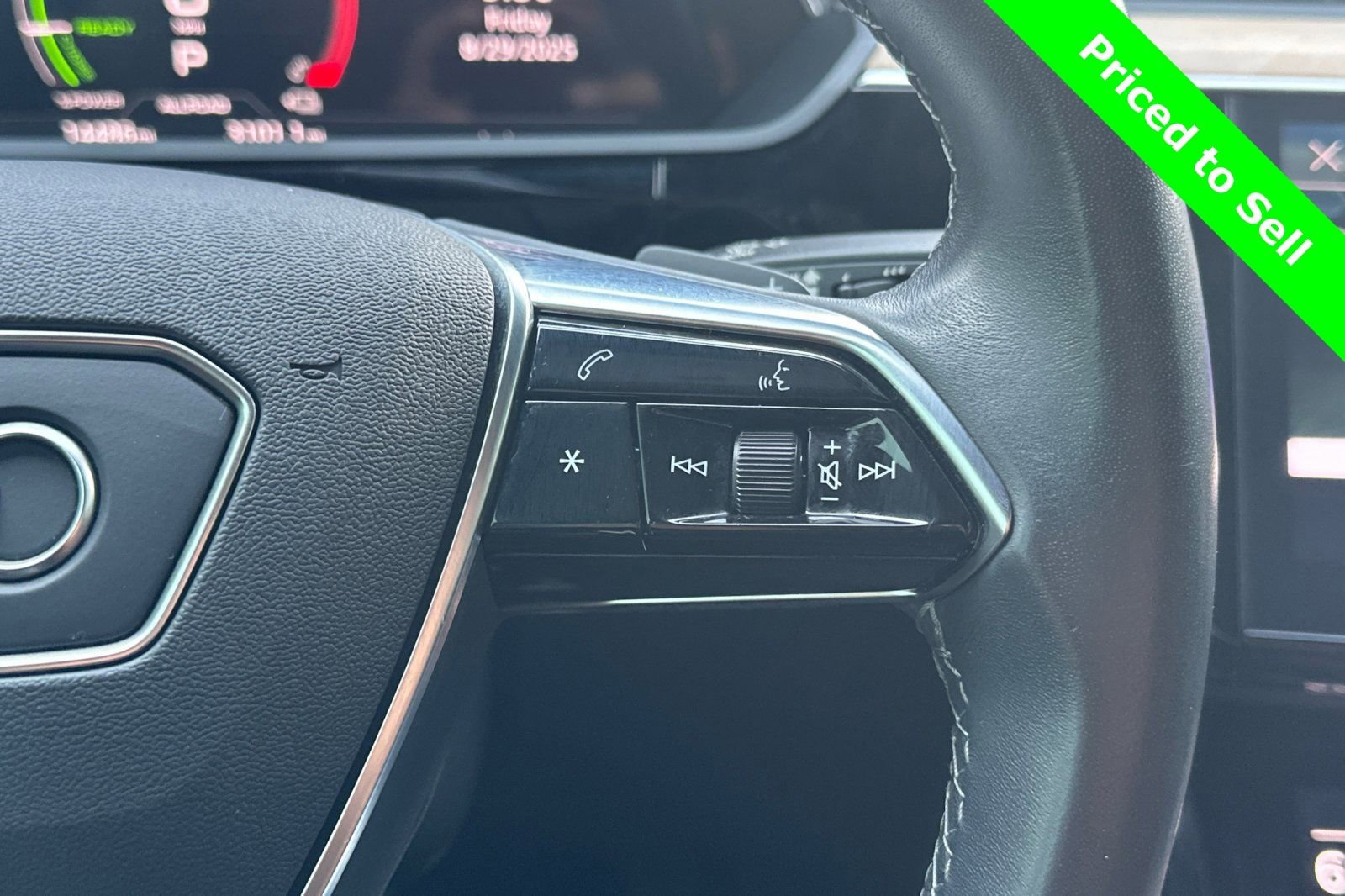 Used 2024 Audi Q8 e-tron Premium image 32