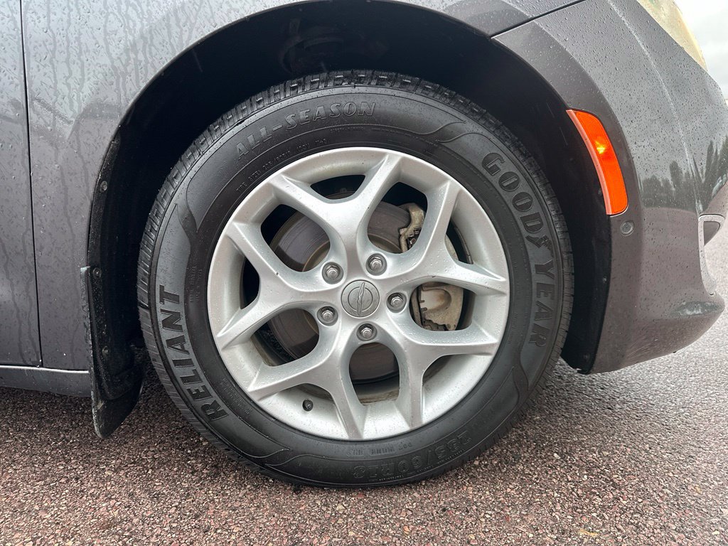 Used 2018 Chrysler Pacifica Touring-L Plus FWD image 39