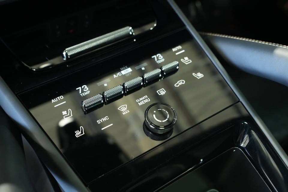 Certified 2025 Porsche Cayenne GTS image 24