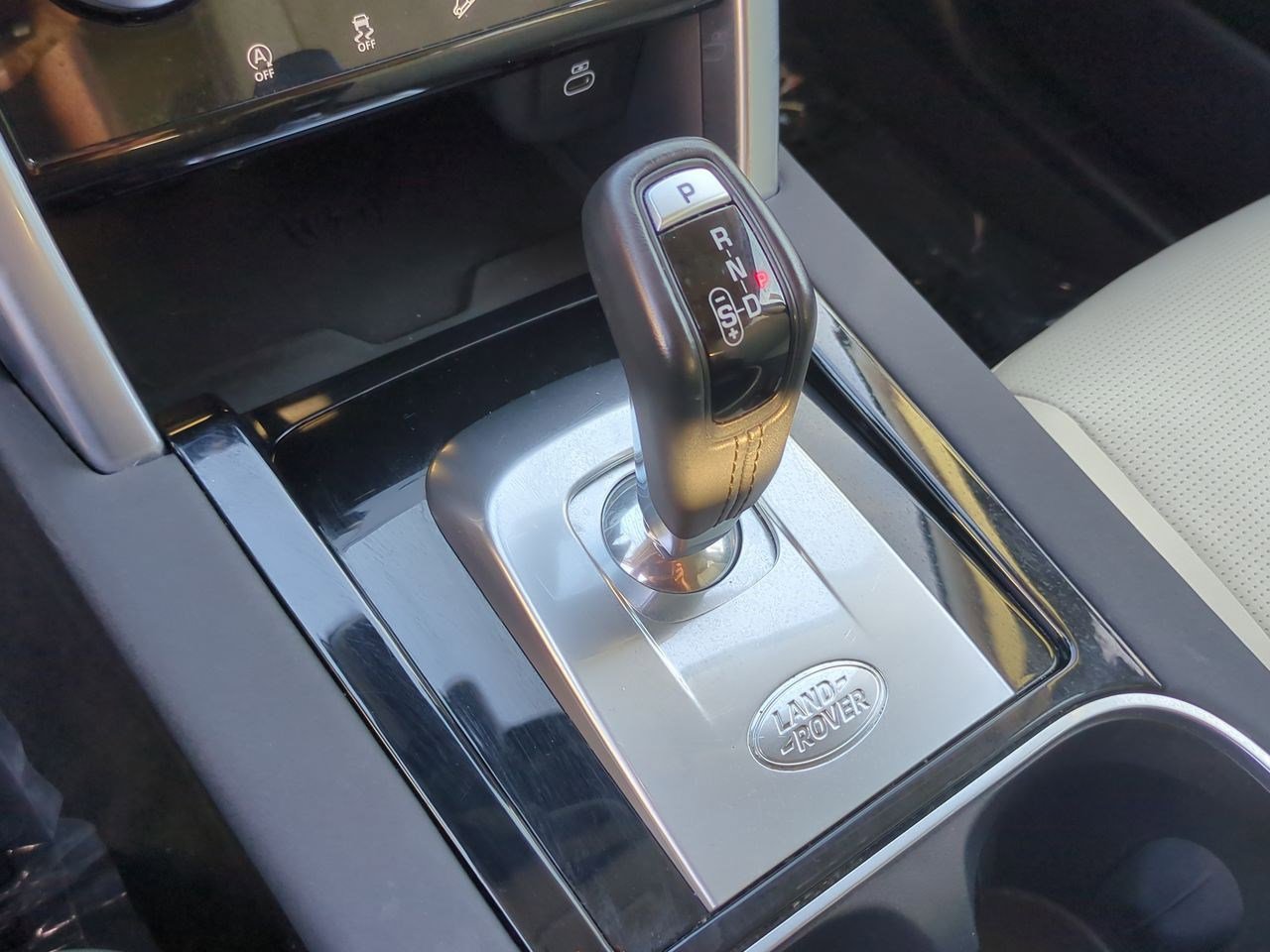 Used 2022 Land Rover Discovery Sport SE image 18