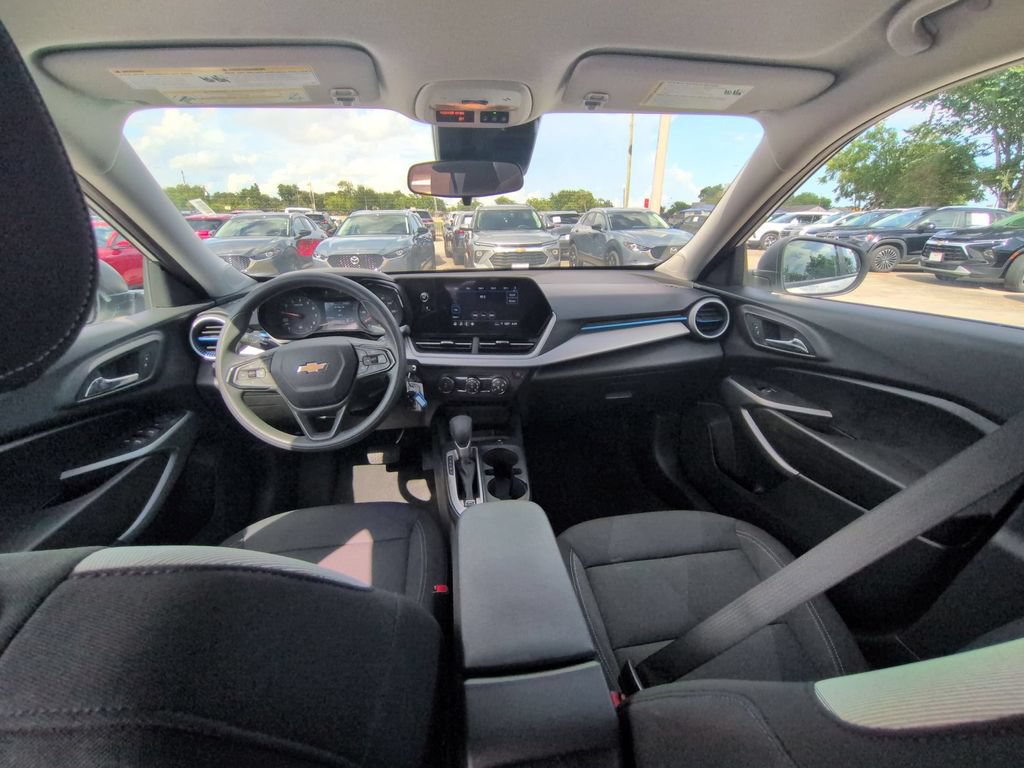 Used 2025 Chevrolet Trax LS FWD image 25