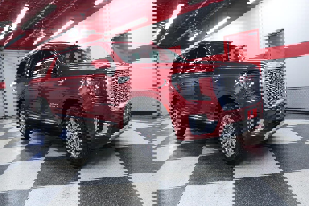 Used 2023 GMC Yukon XL Denali image 2