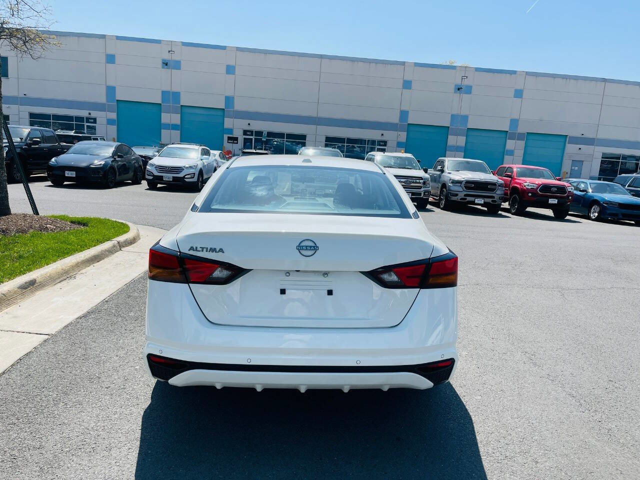 Used 2025 Nissan Altima 2.5 SV image 9