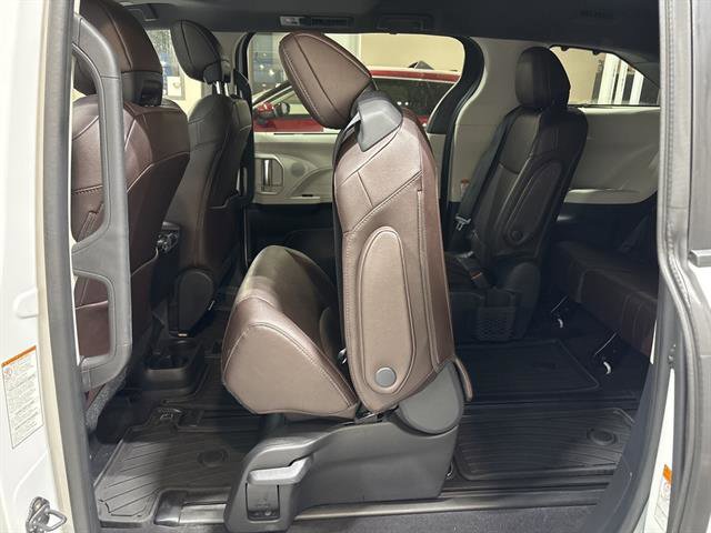 Used 2024 Toyota Sienna Platinum image 21