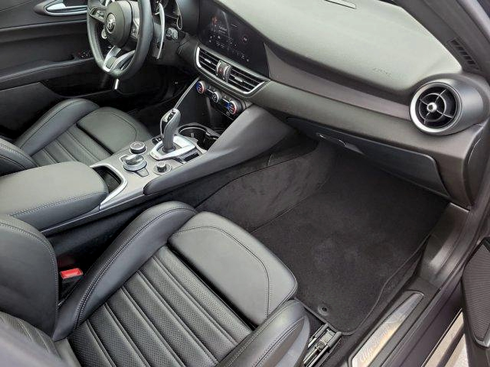 Used 2022 Alfa Romeo Giulia Veloce RWD image 15