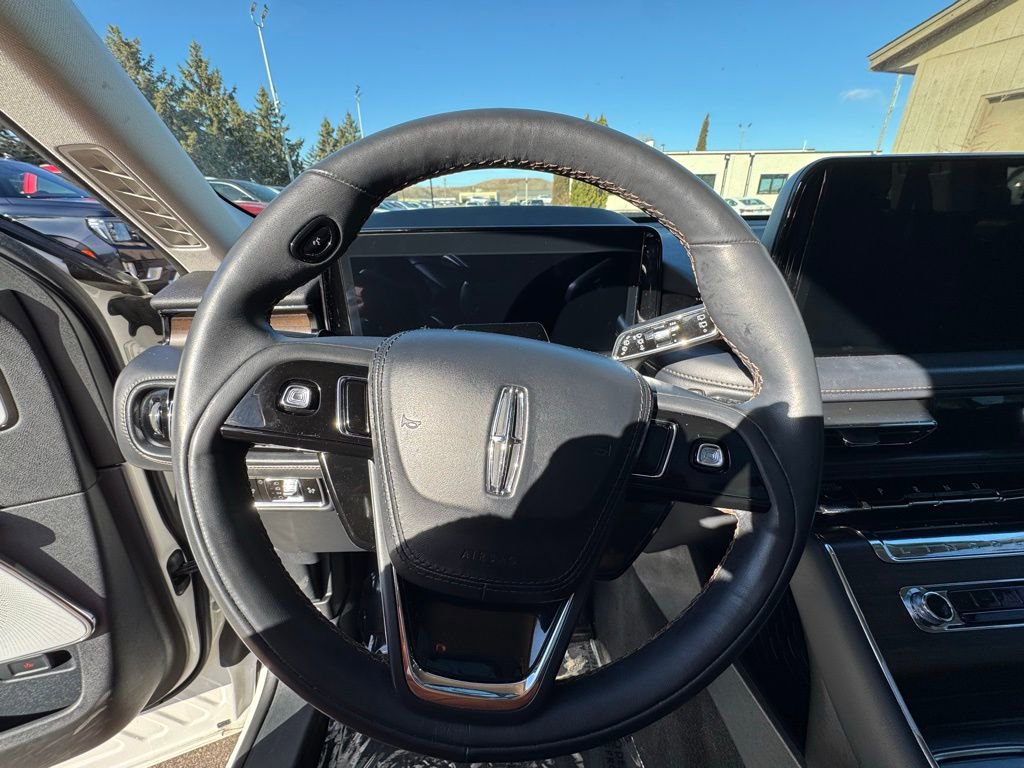 Used 2025 Lincoln Aviator Reserve w/ Equipment Group 201A AWD/4WD image 17