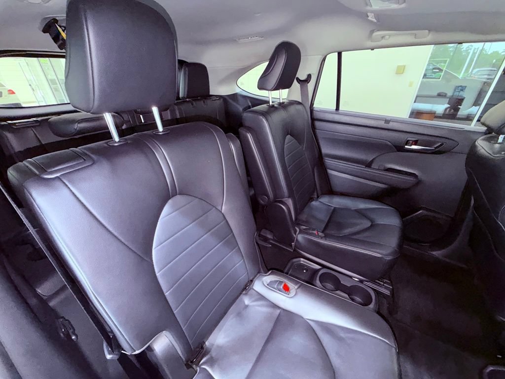 Used 2023 Toyota Highlander XLE FWD image 12