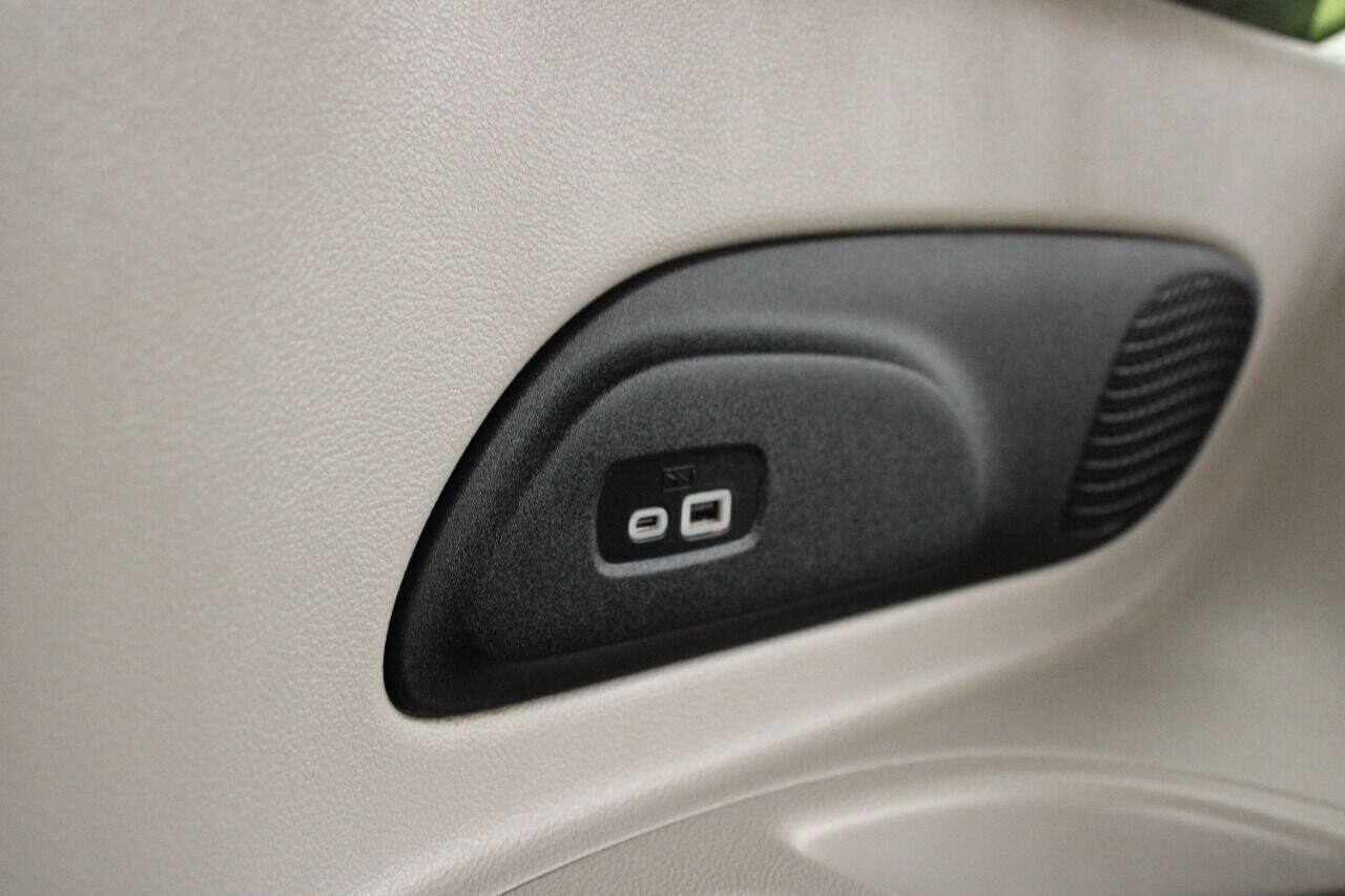 Used 2021 Chrysler Pacifica Touring-L FWD image 20