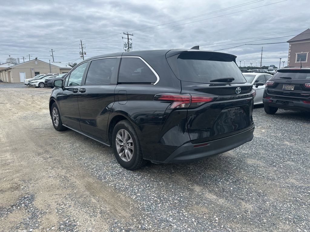 Used 2022 Toyota Sienna LE image 3