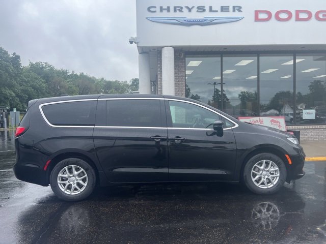 New 2026 Chrysler Pacifica Select image 2