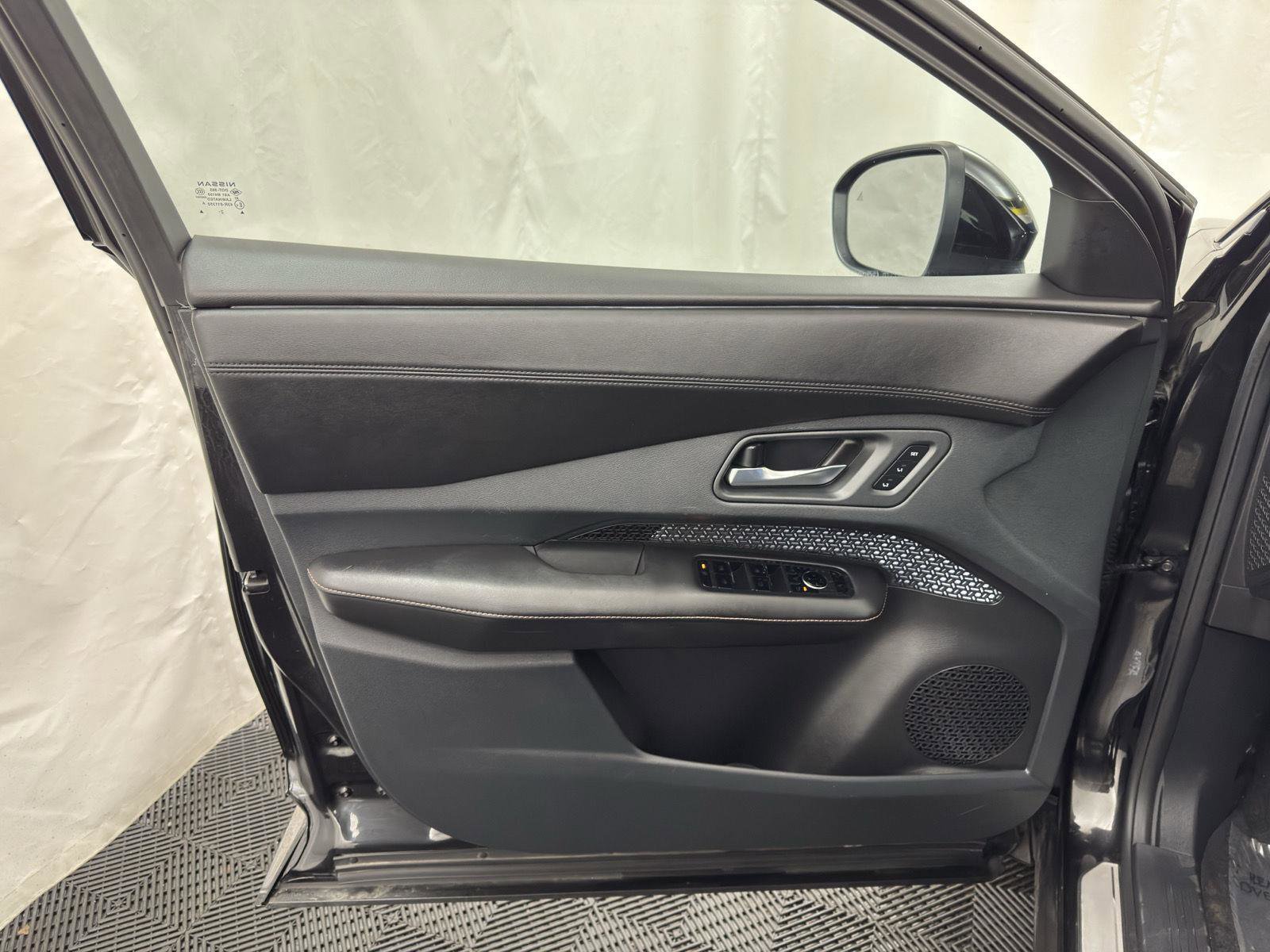 Used 2023 Nissan Ariya FWD image 17