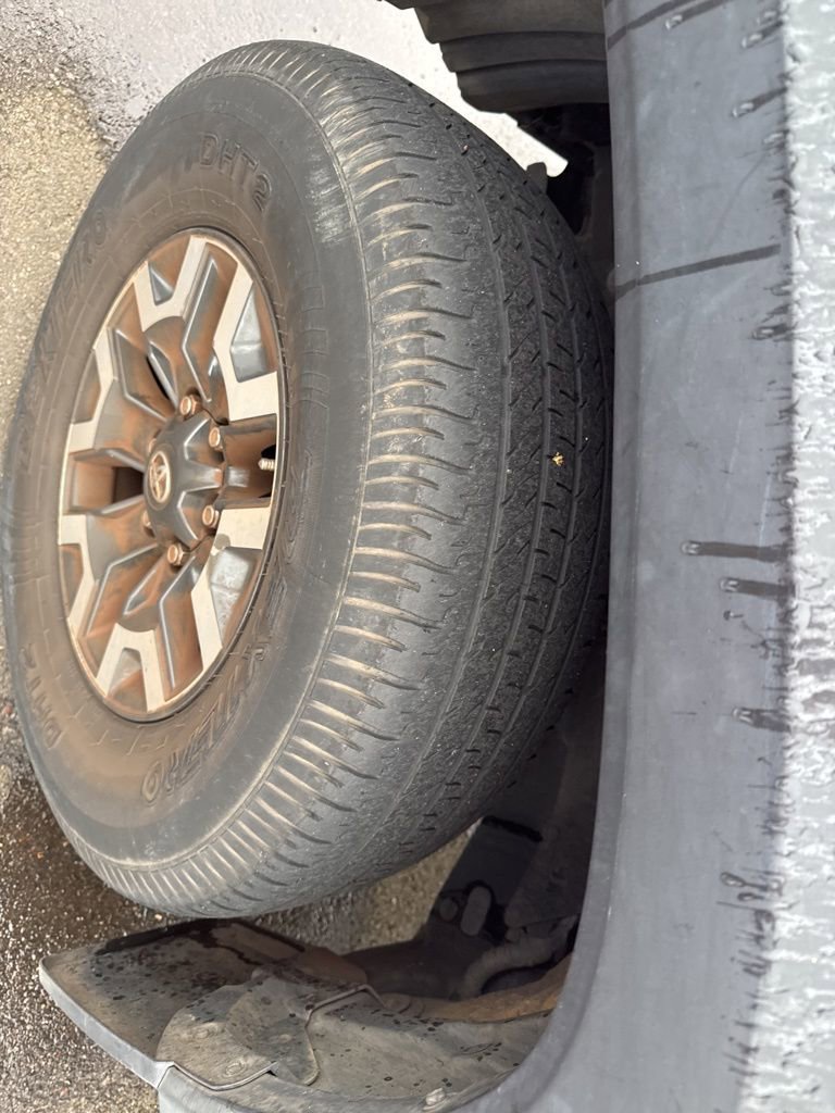 Certified 2016 Toyota Tacoma SR5 image 3