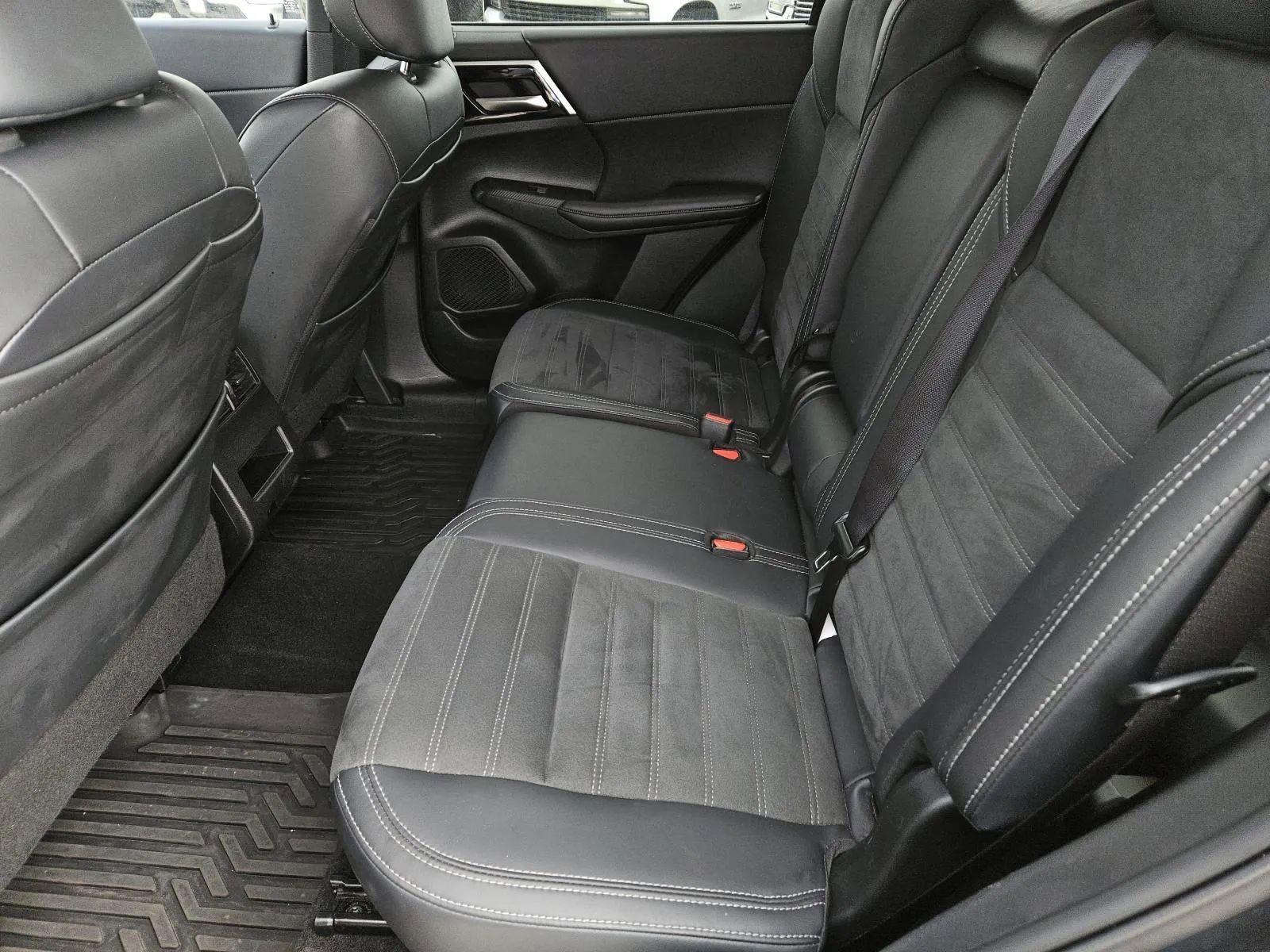 Used 2024 Mitsubishi Outlander SE Black Edition image 22