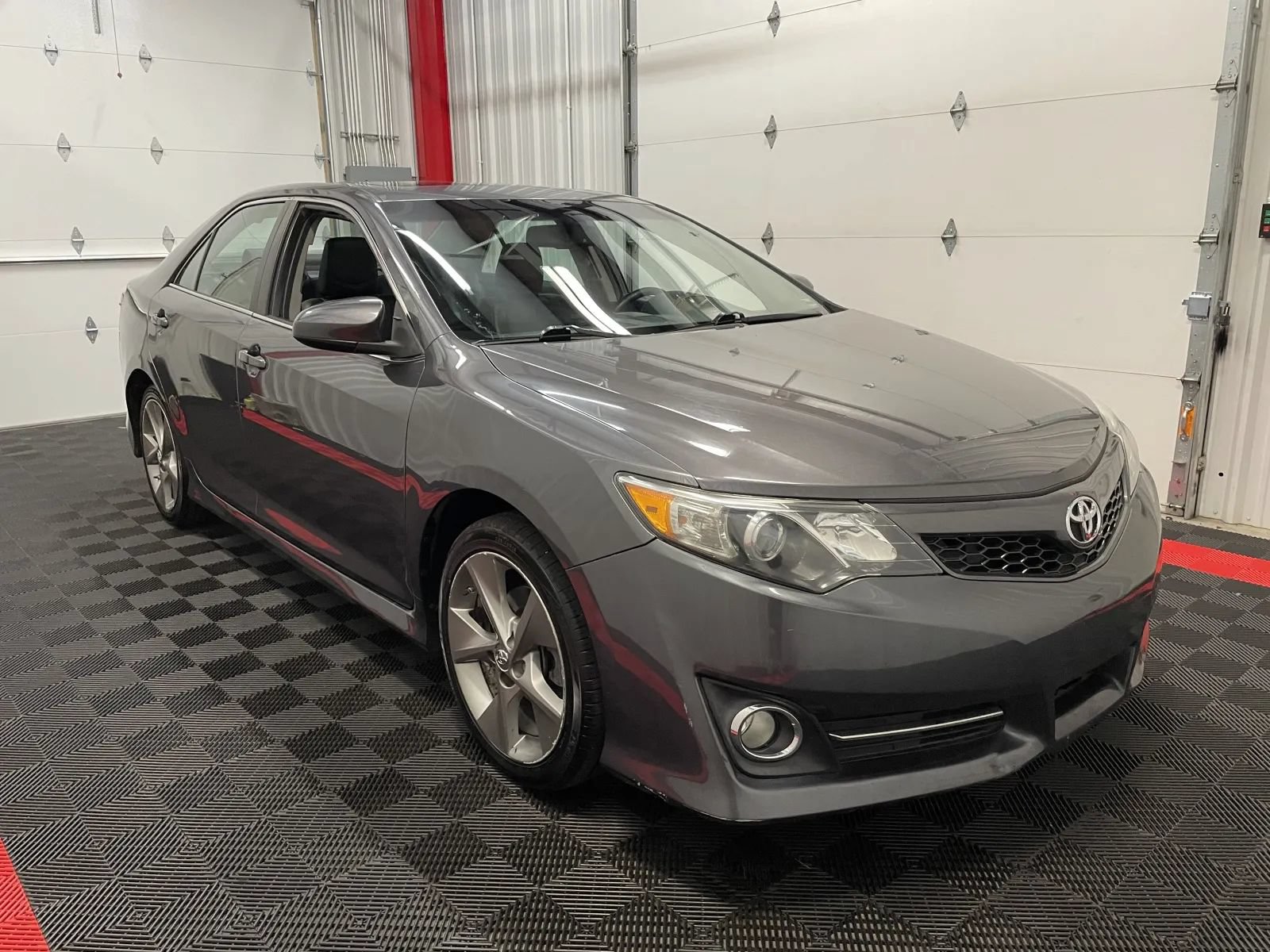 Used 2013 Toyota Camry SE w/ Leather Pkg FWD image 5
