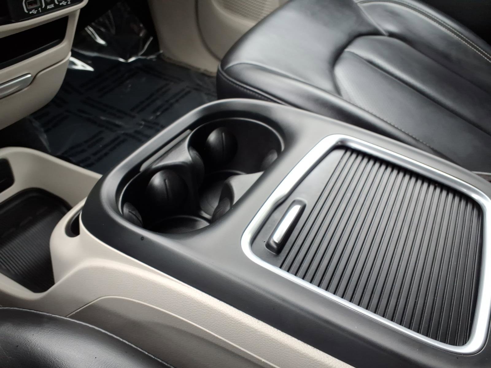 Used 2023 Chrysler Pacifica Touring-L image 22