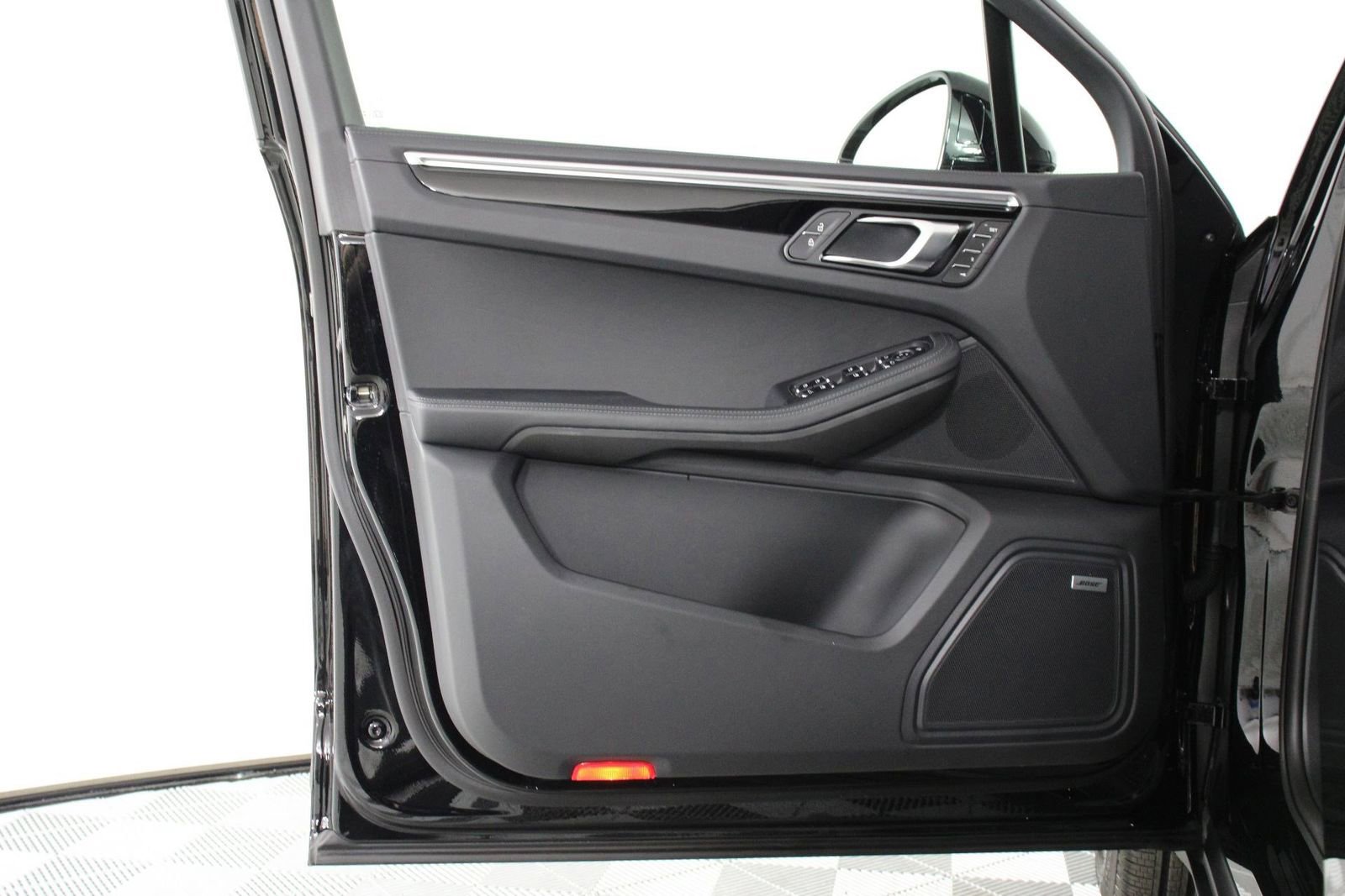 Certified 2025 Porsche Macan S image 20