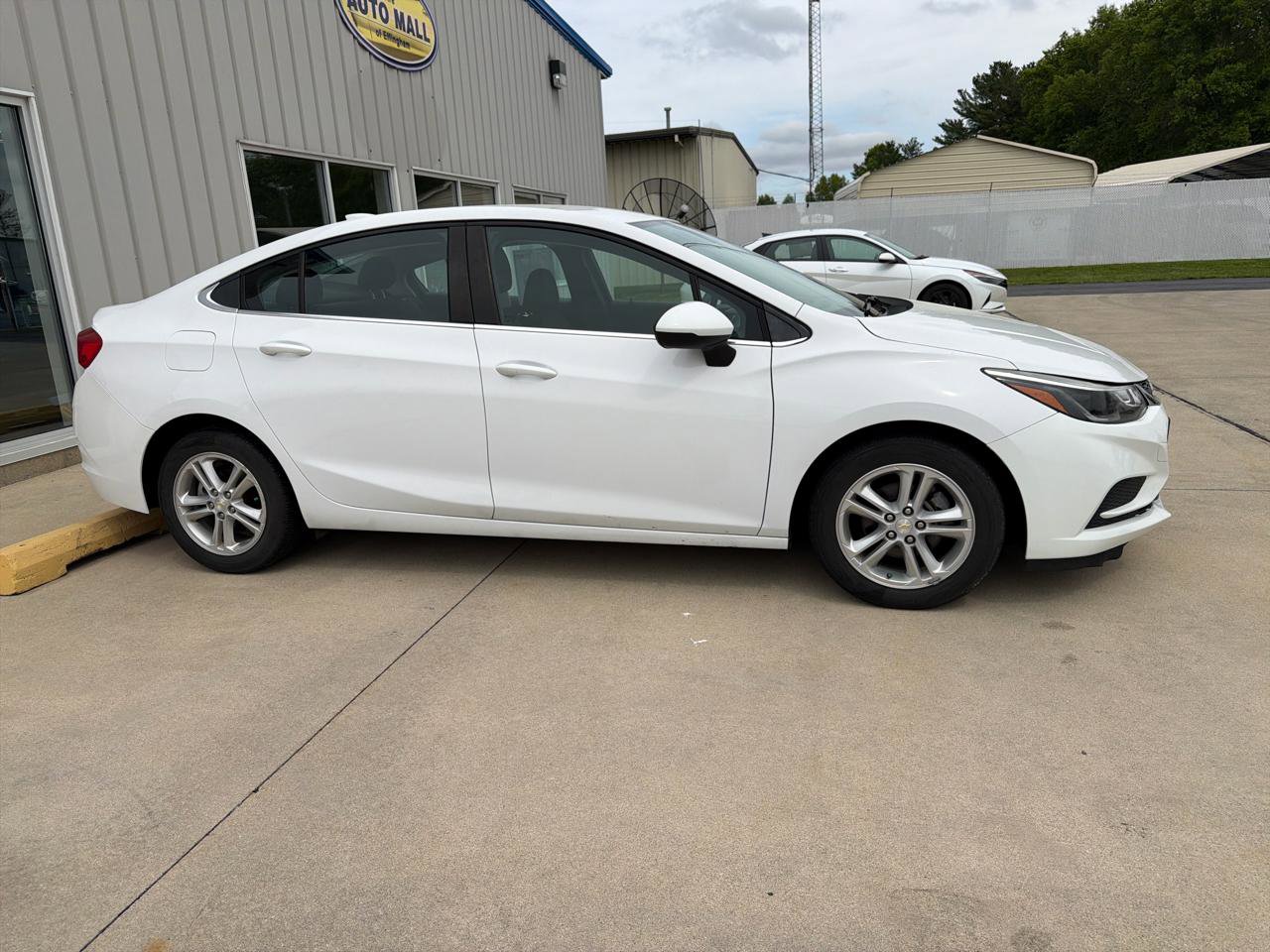 Used 2017 Chevrolet Cruze LT FWD image 6