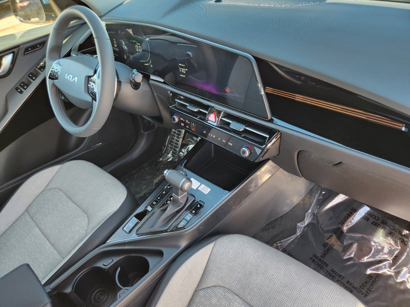 New 2025 Kia Niro SX Touring image 16