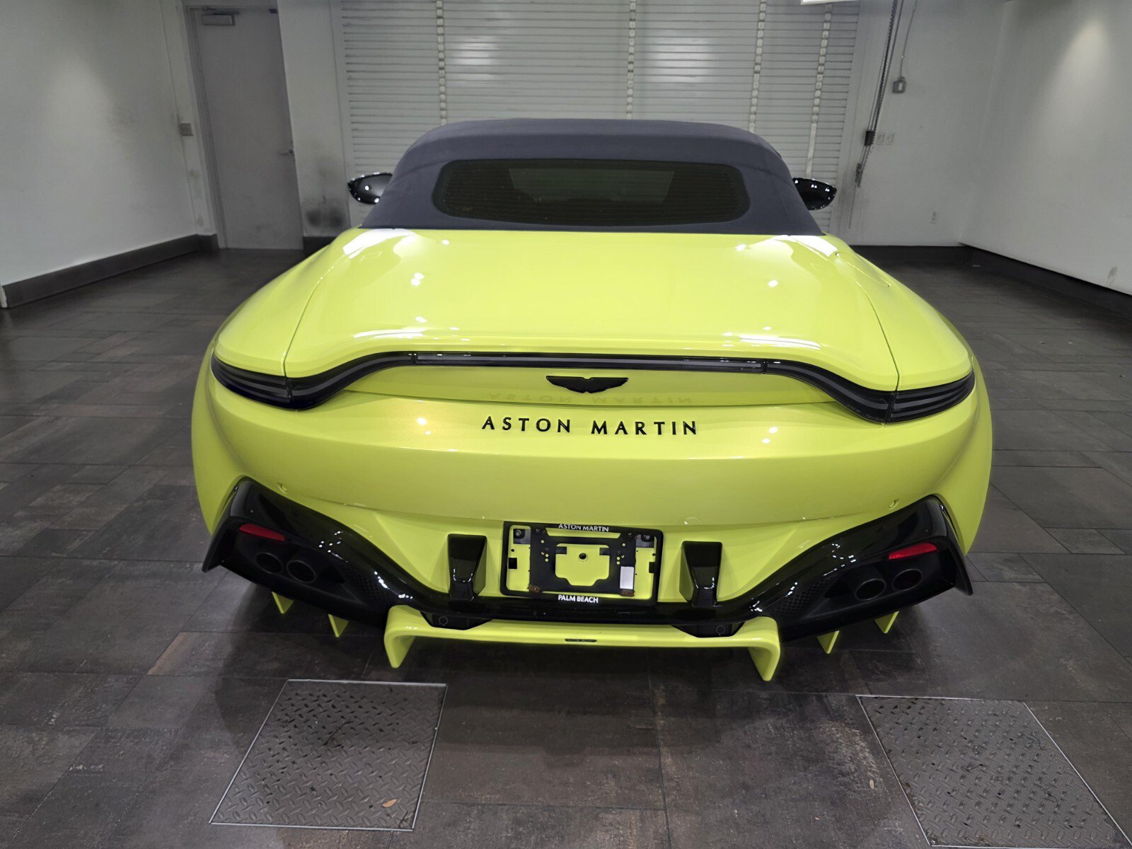 Used 2023 Aston Martin V8 Vantage Roadster RWD image 21