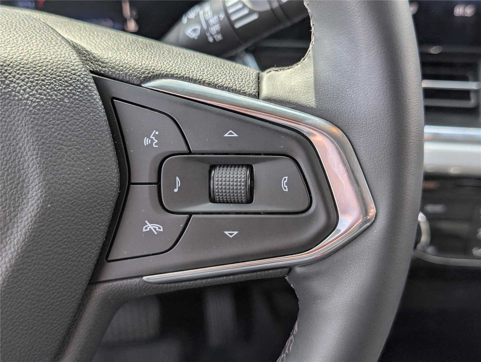 Used 2025 Chevrolet Trax LT w/ Driver Confidence Package image 21