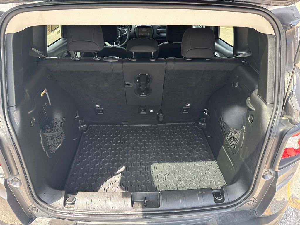 Used 2019 Jeep Renegade Latitude w/ Popular Equipment Group image 31