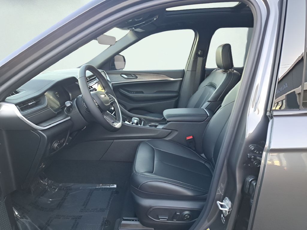 New 2025 Jeep Grand Cherokee Limited w/ MOPAR Finishing Package AWD/4WD image 11