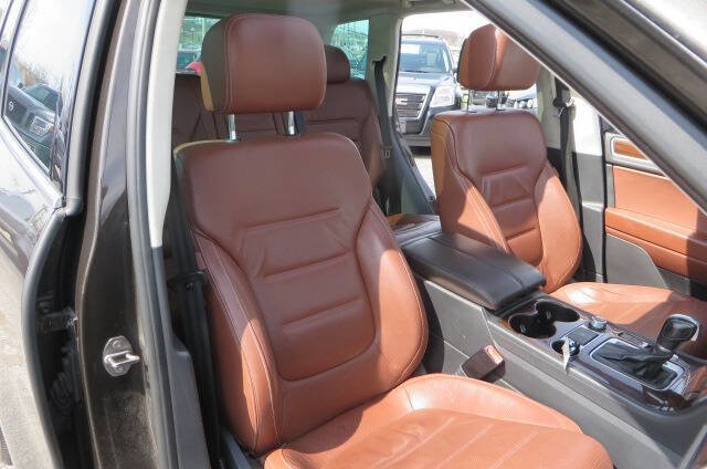 Used 2016 Volkswagen Touareg Sport AWD/4WD image 29