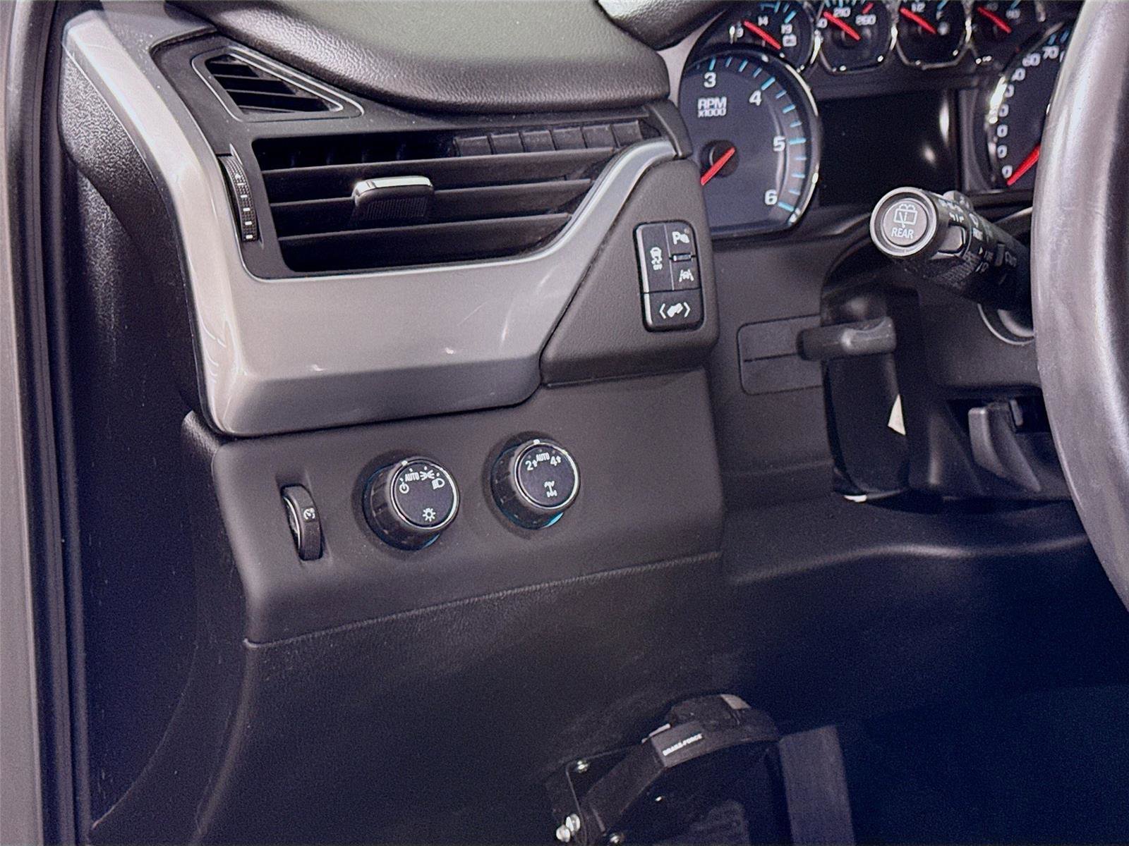 Used 2018 Chevrolet Suburban LT image 4