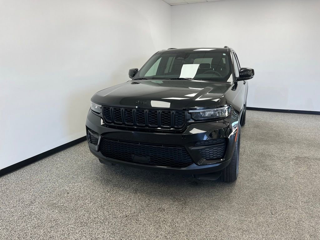Used 2024 Jeep Grand Cherokee Altitude image 3