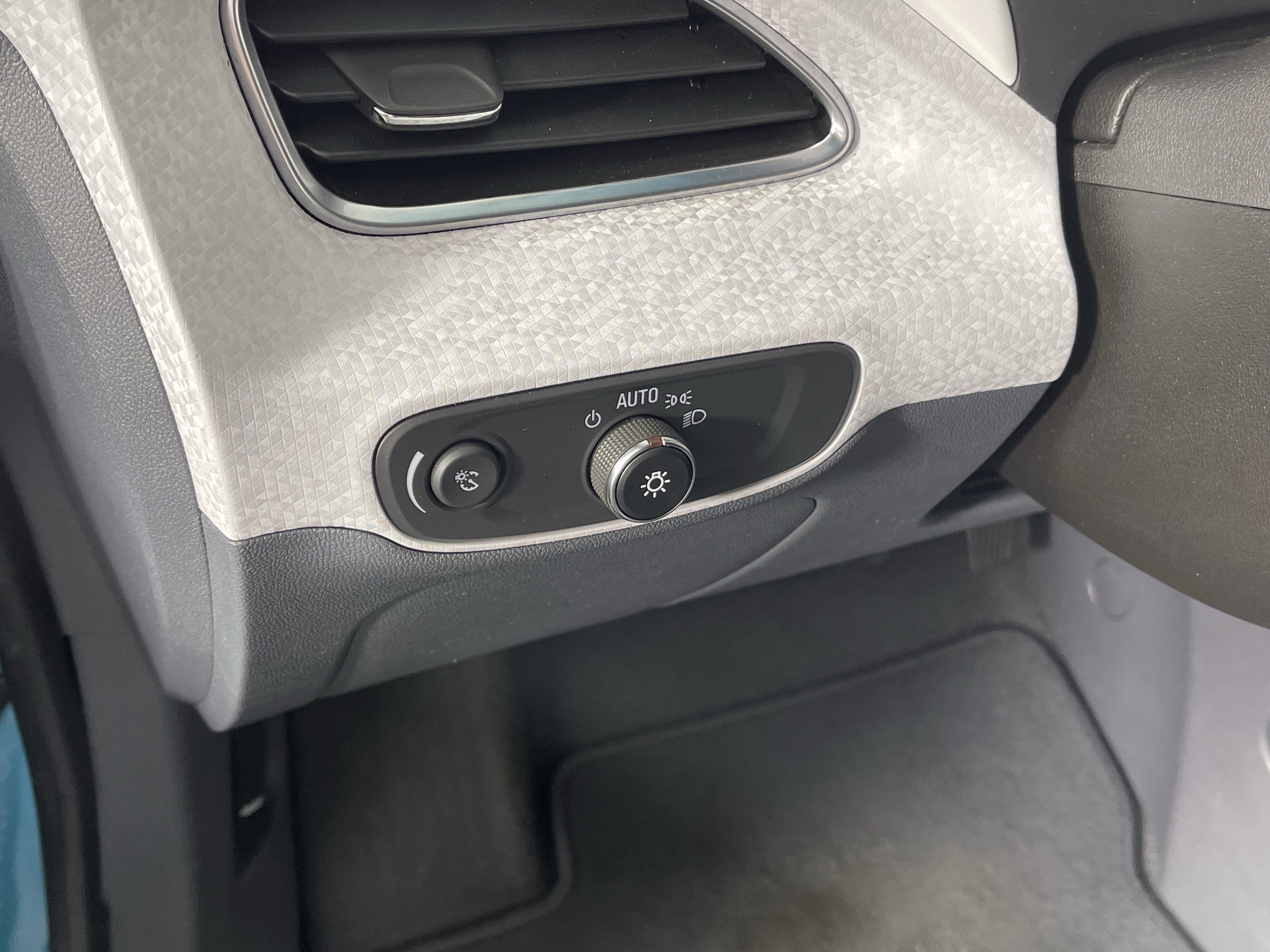 Used 2020 Chevrolet Bolt LT FWD image 20
