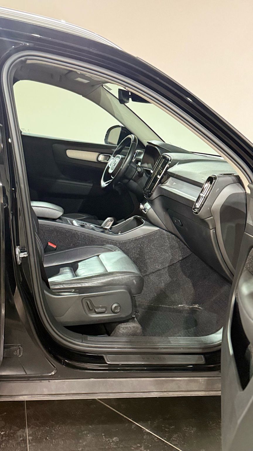 Used 2020 Volvo XC40 T5 Momentum image 43