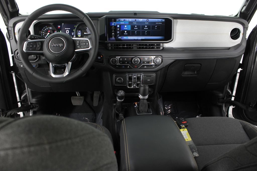 Used 2025 Jeep Wrangler Unlimited Sahara AWD/4WD image 8